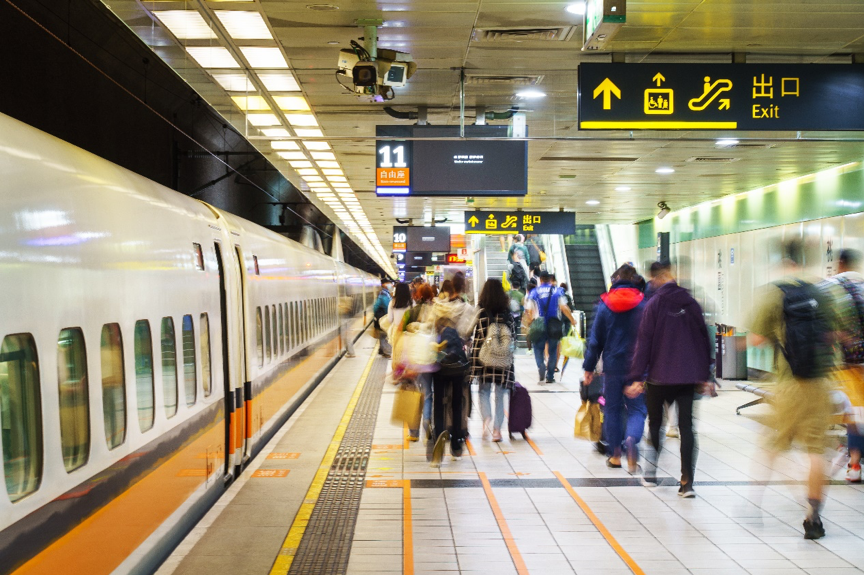 桃 園 高 鐵 位 居 北 台 灣 中 心 點 ， 1 0 來 分 鐘 便 可 往 返 台 北 與 新 竹 
