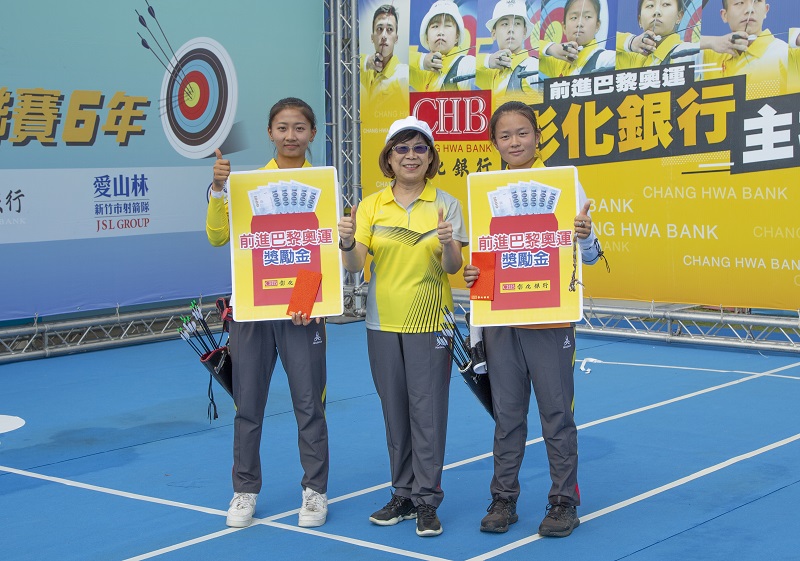 董 事 長 凌 忠 嫄 ( 中 ) 頒 發 入 選 奧 運 國 家 代 表 隊 選 手 激 勵 獎 金 ， 左 為 選 手 邱 意 晴 、 右 為 選 手 李 彩 綺 。 