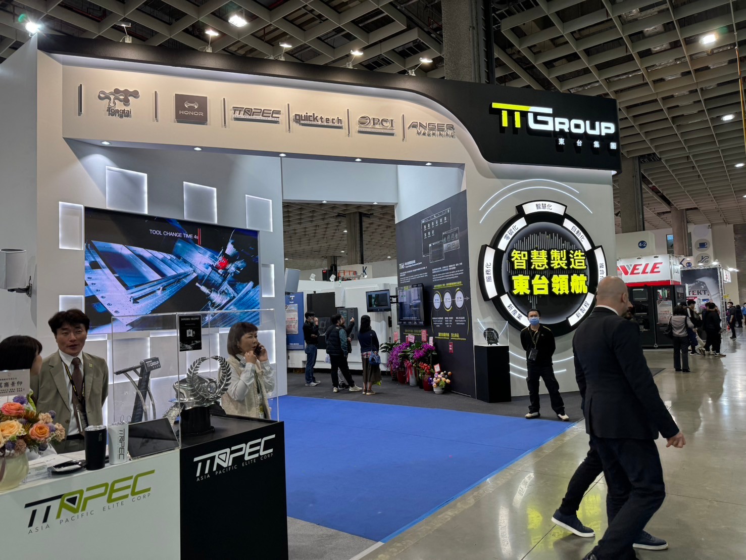 東 台 與 另 一 家 工 具 機 大 廠 百 德 協 同 設 展 。 雙 方 透 過 百 德 的 德 國 子 公 司 共 同 拓 展 歐 洲 市 場 