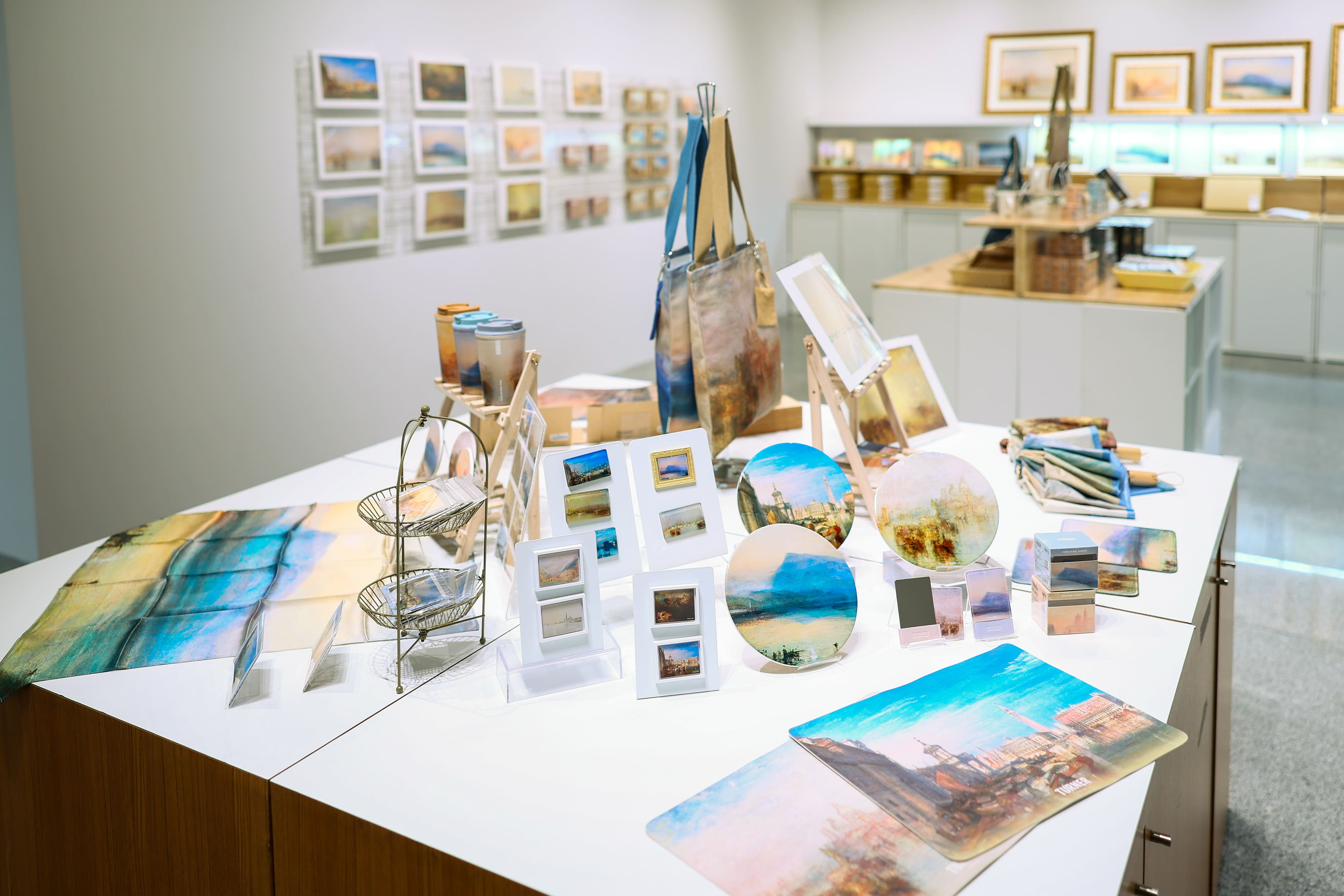 「 威 廉 ． 透 納 特 展 」 以 獨 家 畫 作 打 造 精 緻 周 邊 商 品 於 展 覽 商 店 限 量 販 售 。 圖 ： 「 威 廉 ． 透 納 特 展 ： 崇 高 的 迴 響 」 提 供 