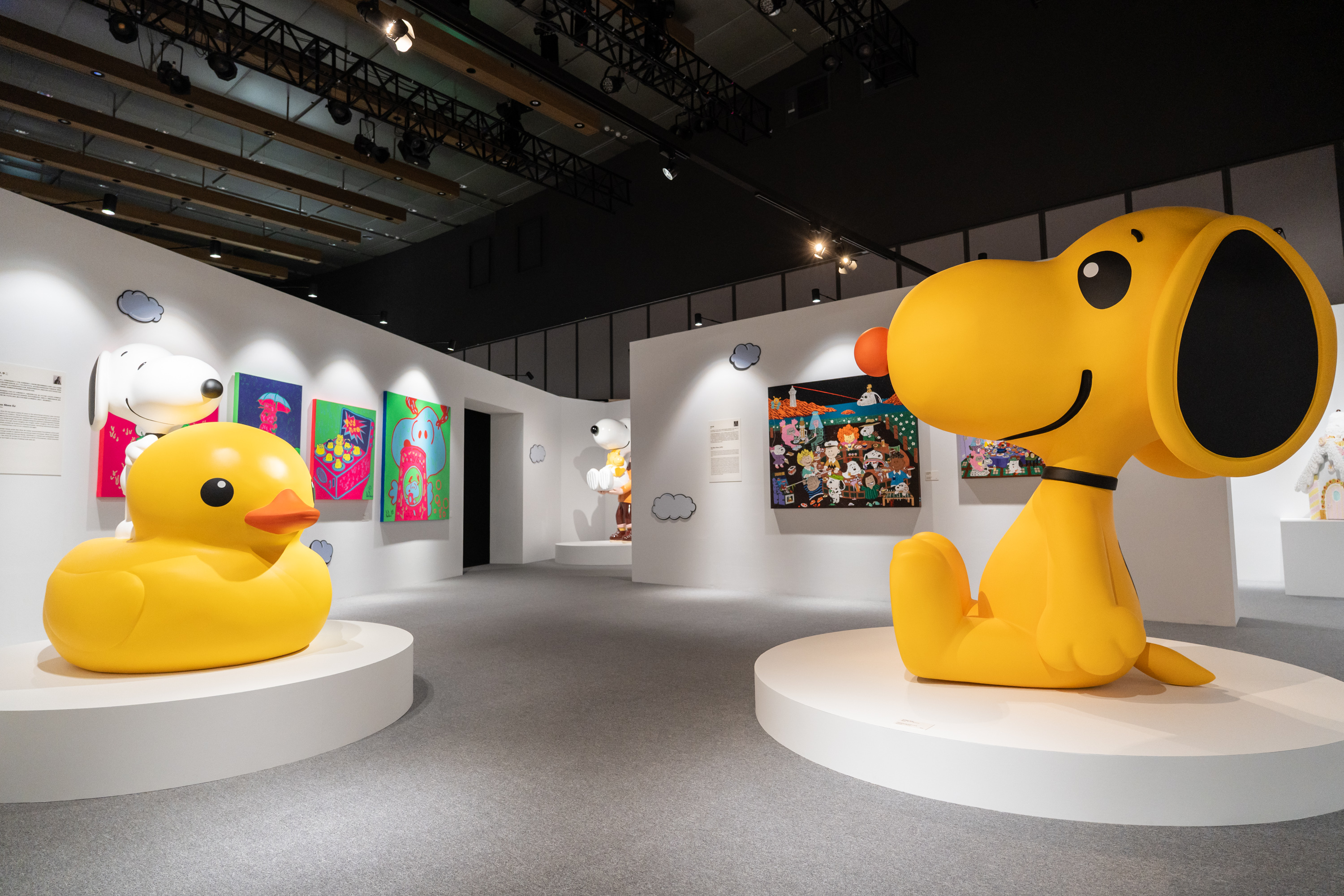 花 生 漫 畫 7 5 周 年 特 展 — 走 進 史 努 比 的 藝 術 人 生 ( 照 片 提 供 ： 蔚 龍 藝 術 ) 