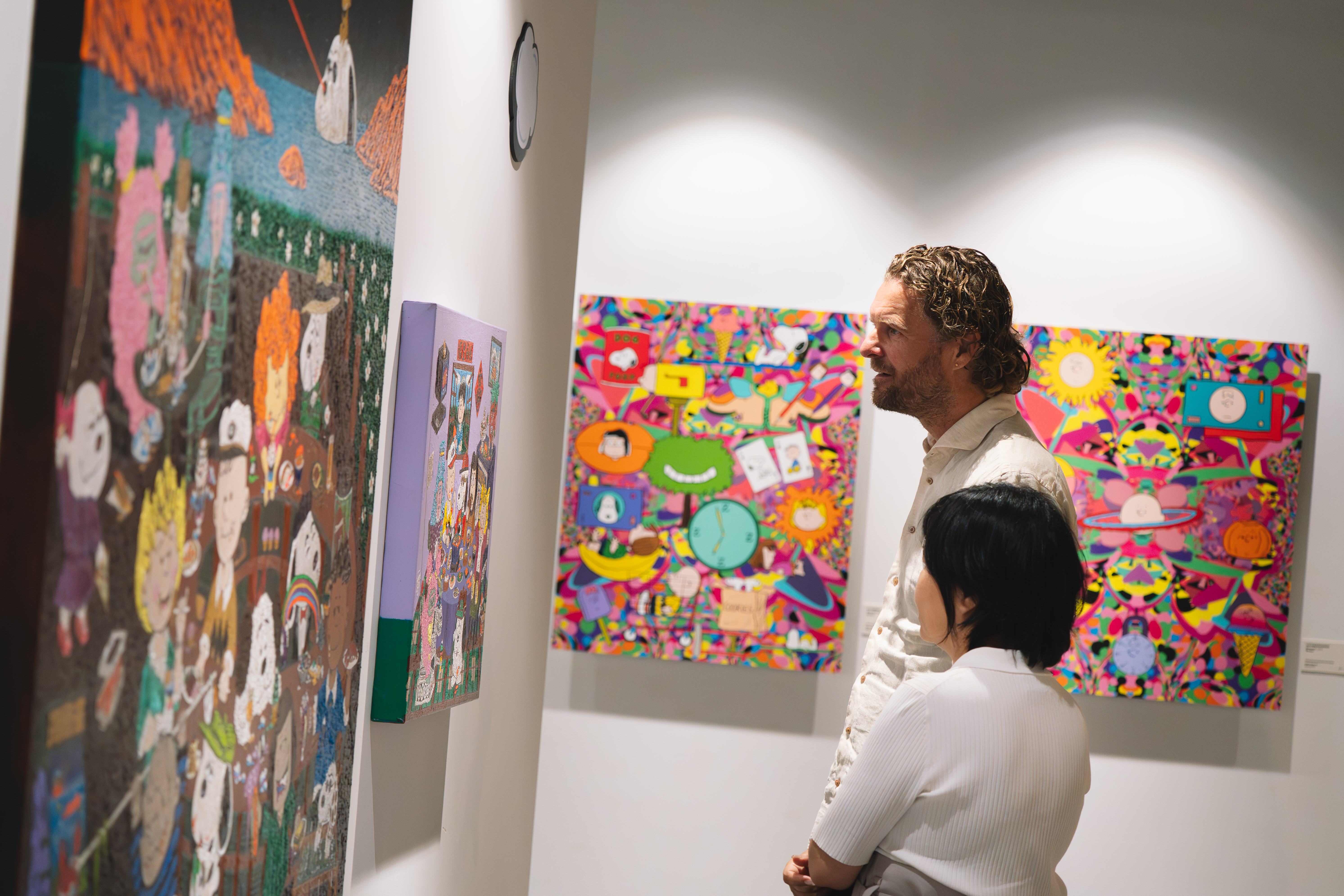 藝 術 家 霍 夫 曼 與 蔚 龍 藝 術 總 經 理 暨 展 覽 總 策 展 人 王 玉 齡 觀 展 ( 照 片 提 供 ： 蔚 龍 藝 術 ) 