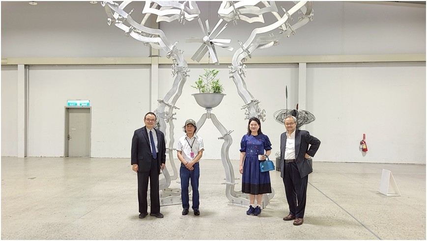 左 起 台 灣 故 宮 博 物 院 院 長 蕭 宗 煌 、 台 灣 藝 術 大 學 美 術 學 院 雕 塑 系 專 任 教 授 劉 柏 村 、 中 華 民 國 畫 廊 協 會 理 事 長 陳 菁 螢 、 福 爾 摩 沙 藝 術 博 覽 會 藝 術 總 監 張 學 孔 