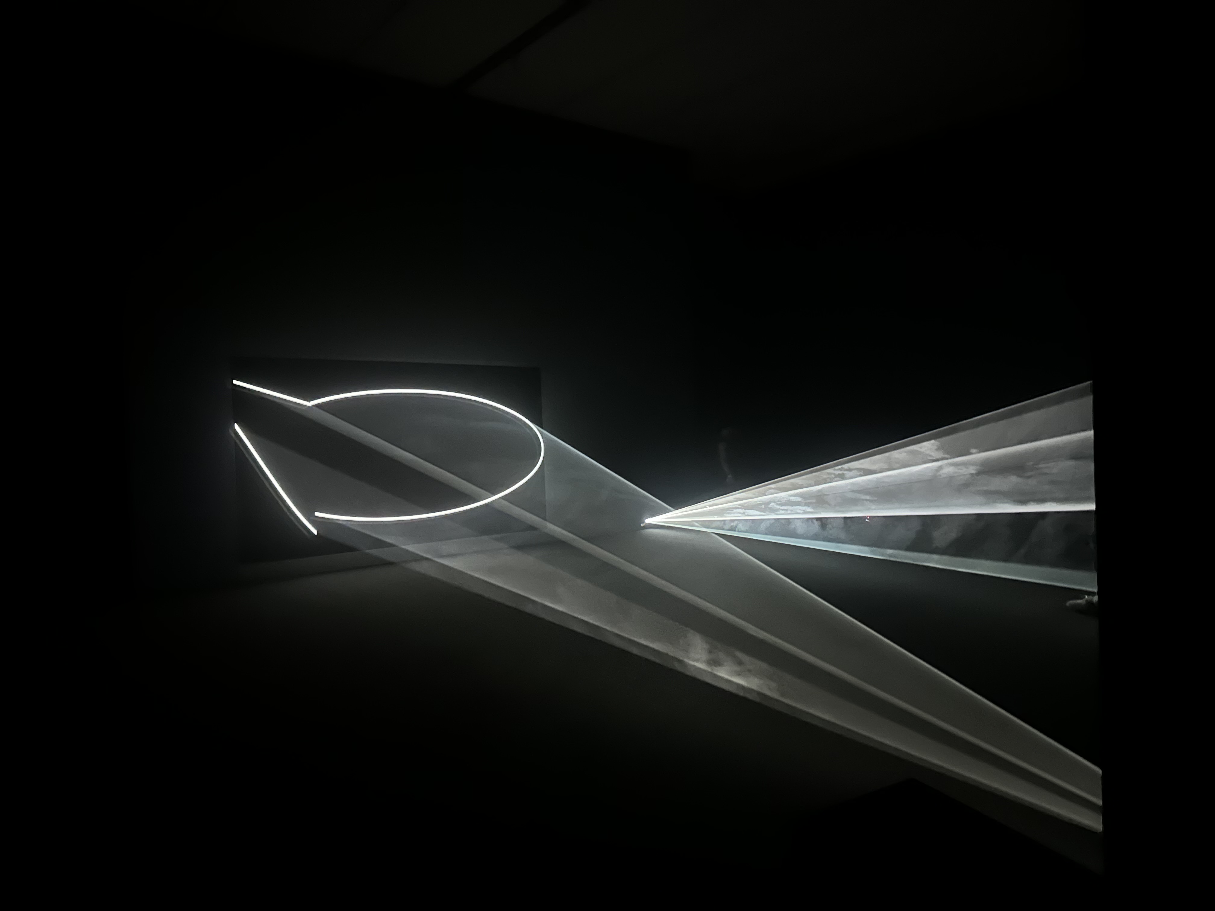 光 的 轉 場 與 雕 塑 的 節 奏 ： 《 在 光 中 遇 見 你   I I 》 （ M e e t i n g   Y o u   H a l f w a y   I I ） , 2 0 0 9 