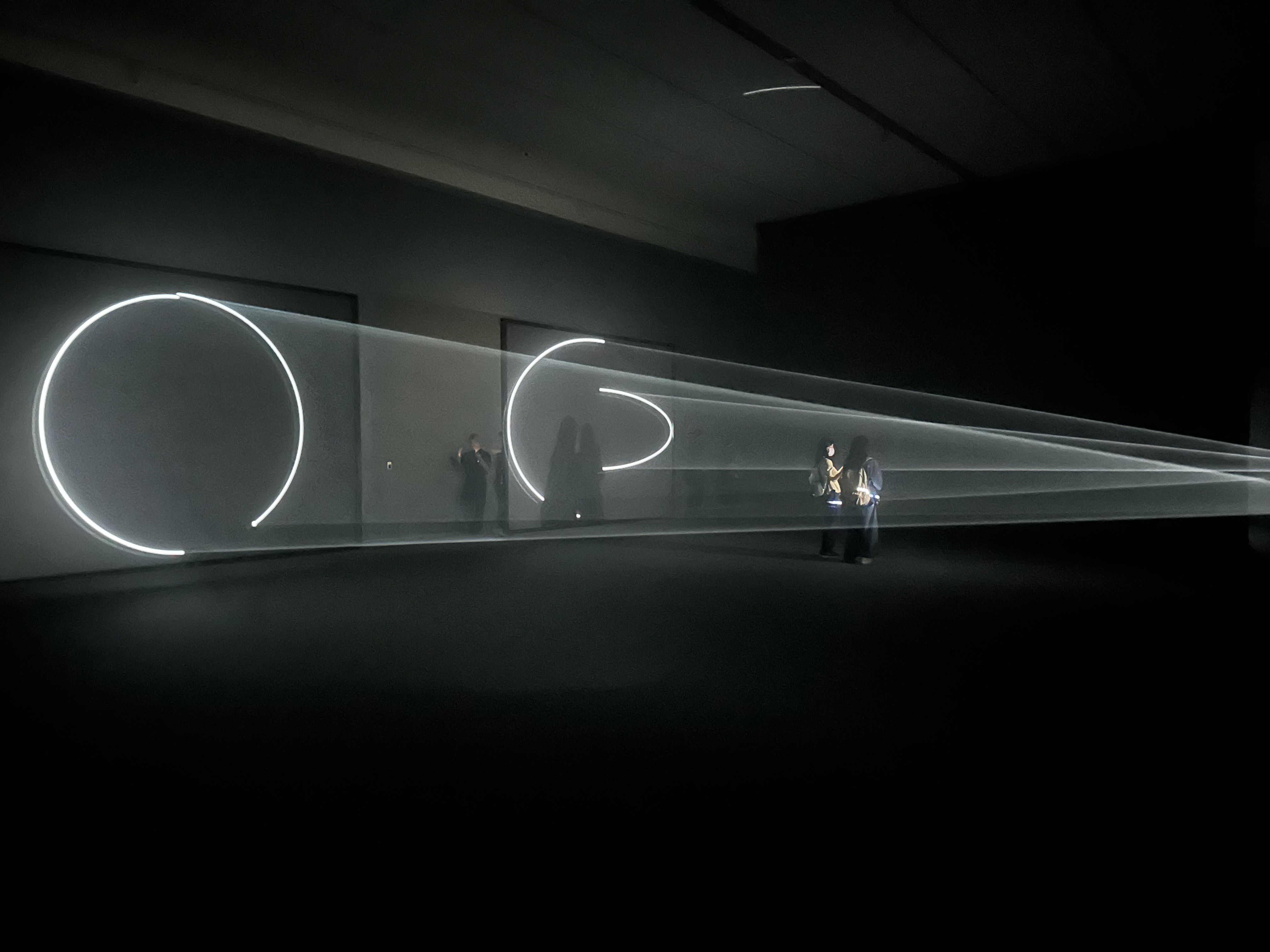 展 名 「 在 光 中 遇 見 你 」 ， 意 指 藝 術 家 以 光 形 「 走 向 」 觀 者 ， 而 作 品 的 完 整 體 驗 需 由 觀 者 主 動 穿 梭 、 感 知 與 探 索 ， 才 能 「 相 遇 」 。 