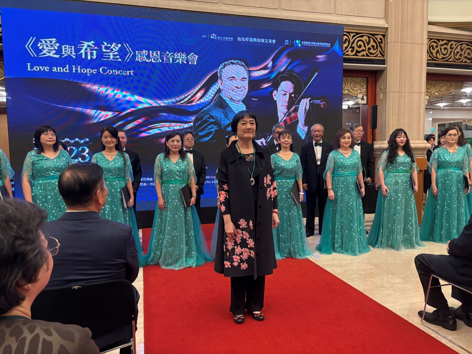 ▲ 茶 會 由 「 好 德 合 唱 團 」 開 場 , 共 唱 數 曲 包 括 台 灣 民 謠 曲 目 。 ▲ 茶 會 由 「 好 德 合 唱 團 」 開 場 , 共 唱 數 曲 包 括 台 灣 民 謠 曲 目 。