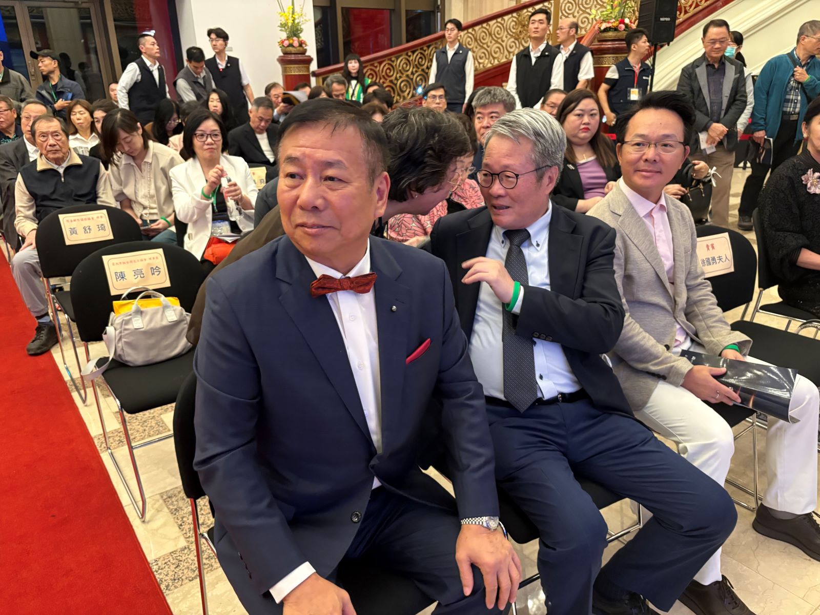 ▲ 茶 會 中 , 台 北 市 信 賴 之 友 會 理 事 長 廖 全 平 ( 左 一 ) 陪 同 行 政 院 公 共 工 程 委 員 會 主 任 委 員 陳 金 德 ( 中 ) 。 ▲ 茶 會 中 , 台 北 市 信 賴 之 友 會 理 事 長 廖 全 平 ( 左 一 ) 陪 同 行 政 院 公 共 工 程 委 員 會 主 任 委 員 陳 金 德 ( 中 ) 。