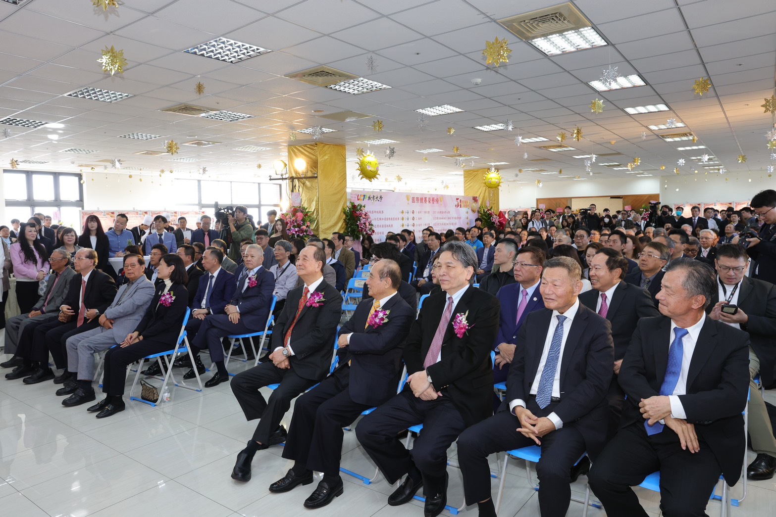 城 市 大 學 5 4 週 年 校 慶 產 官 學 貴 賓 雲 集 ， 前 左 排 左 起 董 事 長 鄭 逢 時 、 前 立 法 院 長 王 金 平 、 監 察 院 代 理 院 長 李 鴻 鈞 