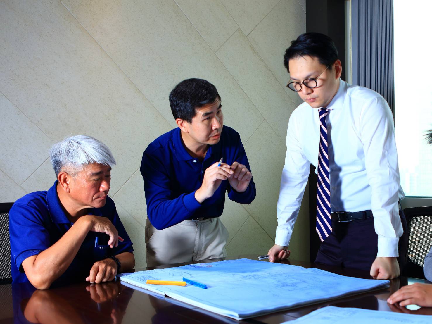 圖 右 一 三 地 集 團 鍾 育 霖 董 事 長 。 
