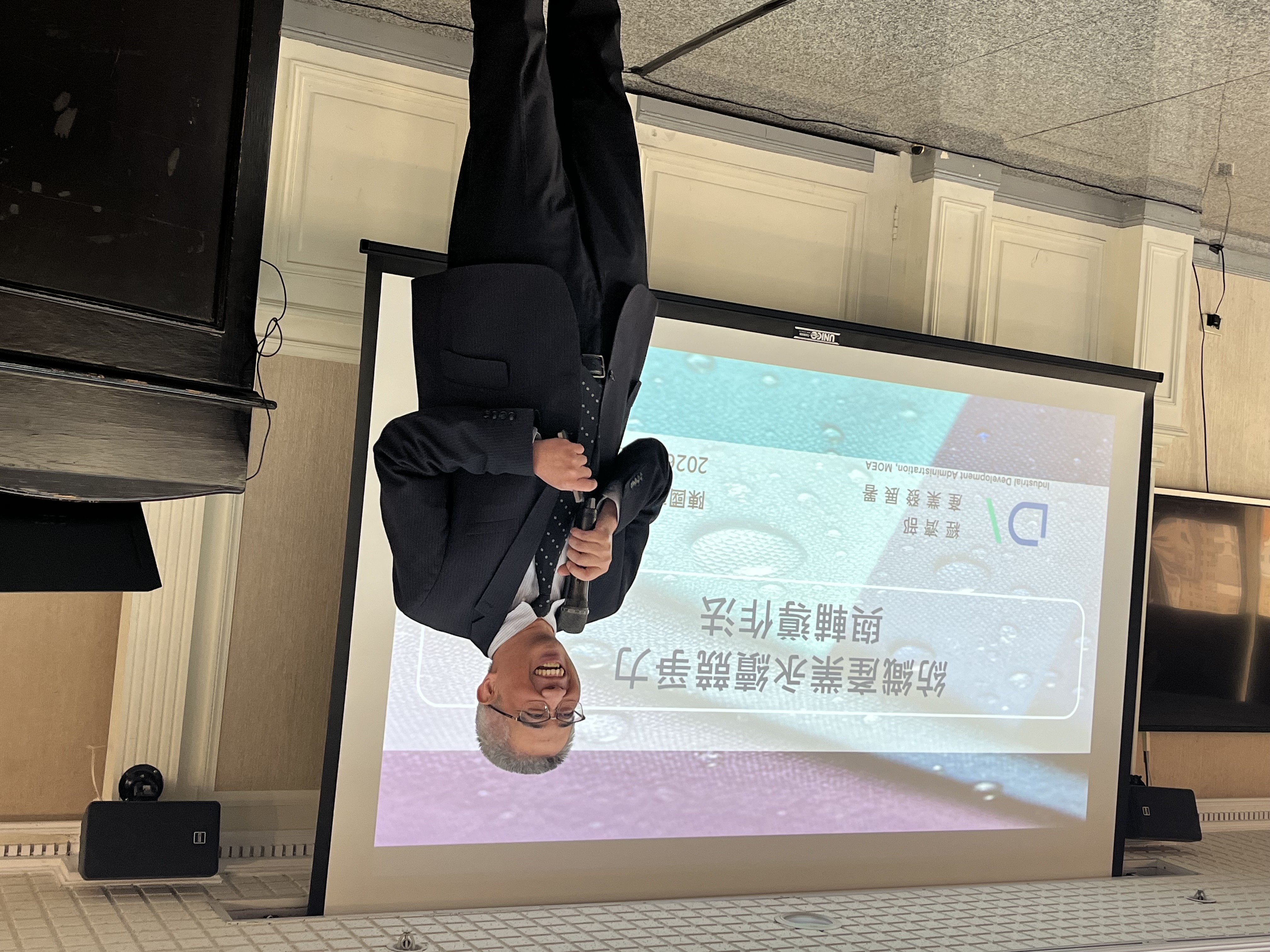 經 濟 部 產 發 署 副 署 長 陳 國 軒 為 紡 織 業 做 專 題 演 講 ！ 圖 / 張 育 銘 攝 