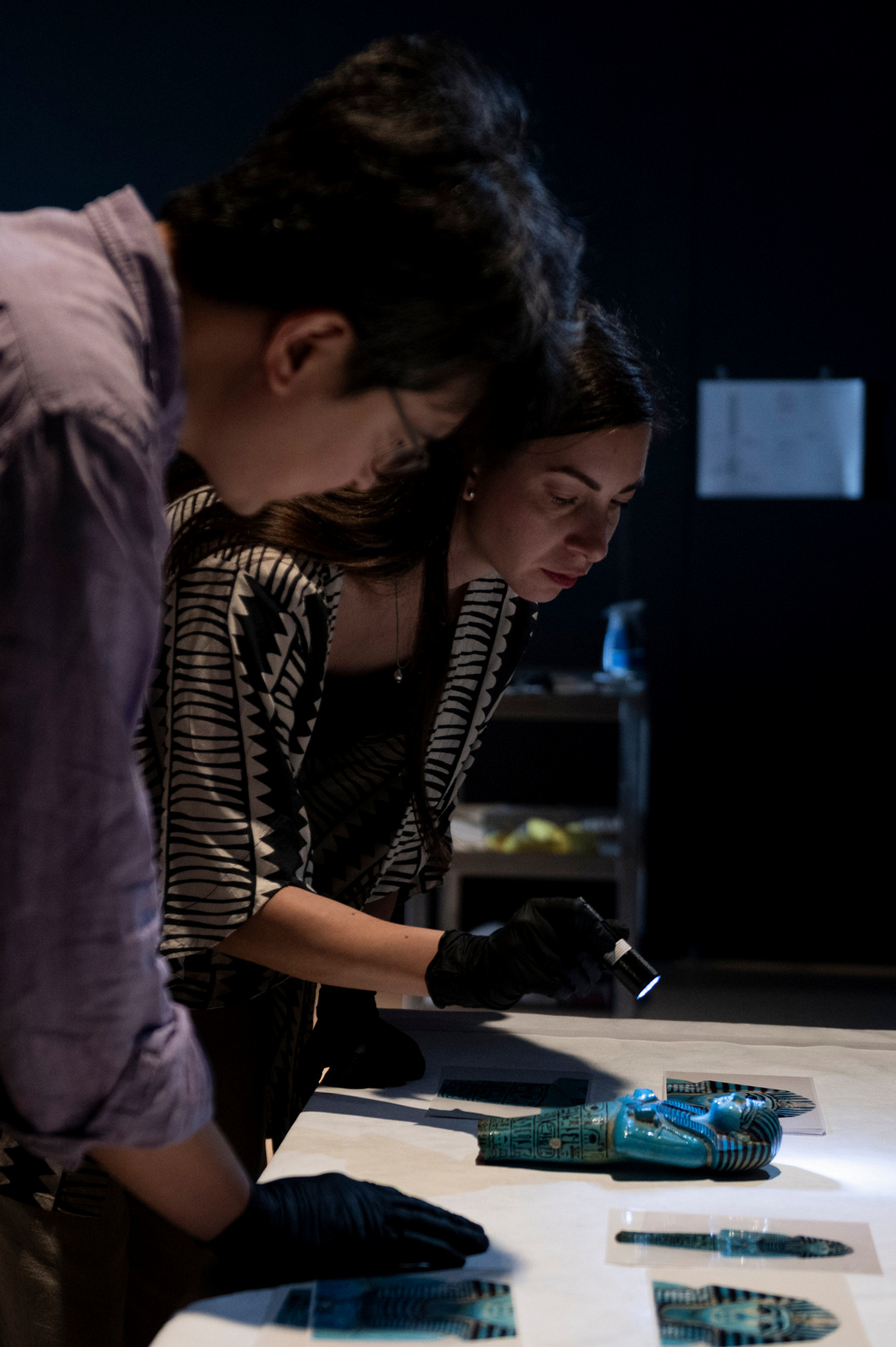 奇 美 博 物 館 特 展 《 埃 及 之 王 ： 法 老 》 布 展 過 程 ， 大 英 博 物 館 與 奇 美 博 物 館 工 作 人 員 仔 細 檢 視 展 品 〈 塞 提 一 世 的 沙 布 提 俑 〉 。 圖 ： 奇 美 博 物 館 提 供 