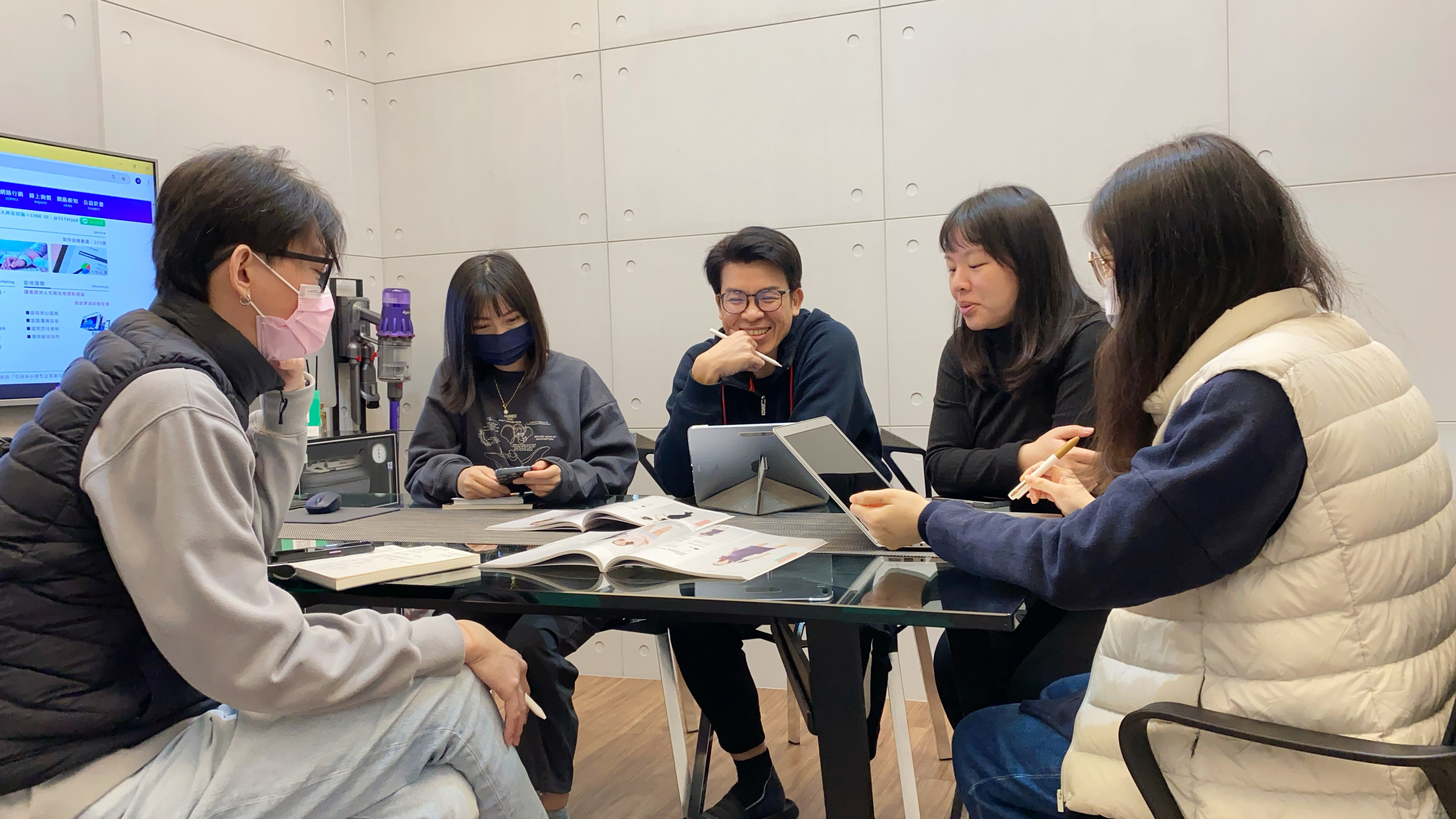 ▲ 誠 翊 資 訊 團 隊 進 行 產 品 優 化 討 論 ， 持 續 強 化 A I 數 位 名 片 功 能 設 計 。 