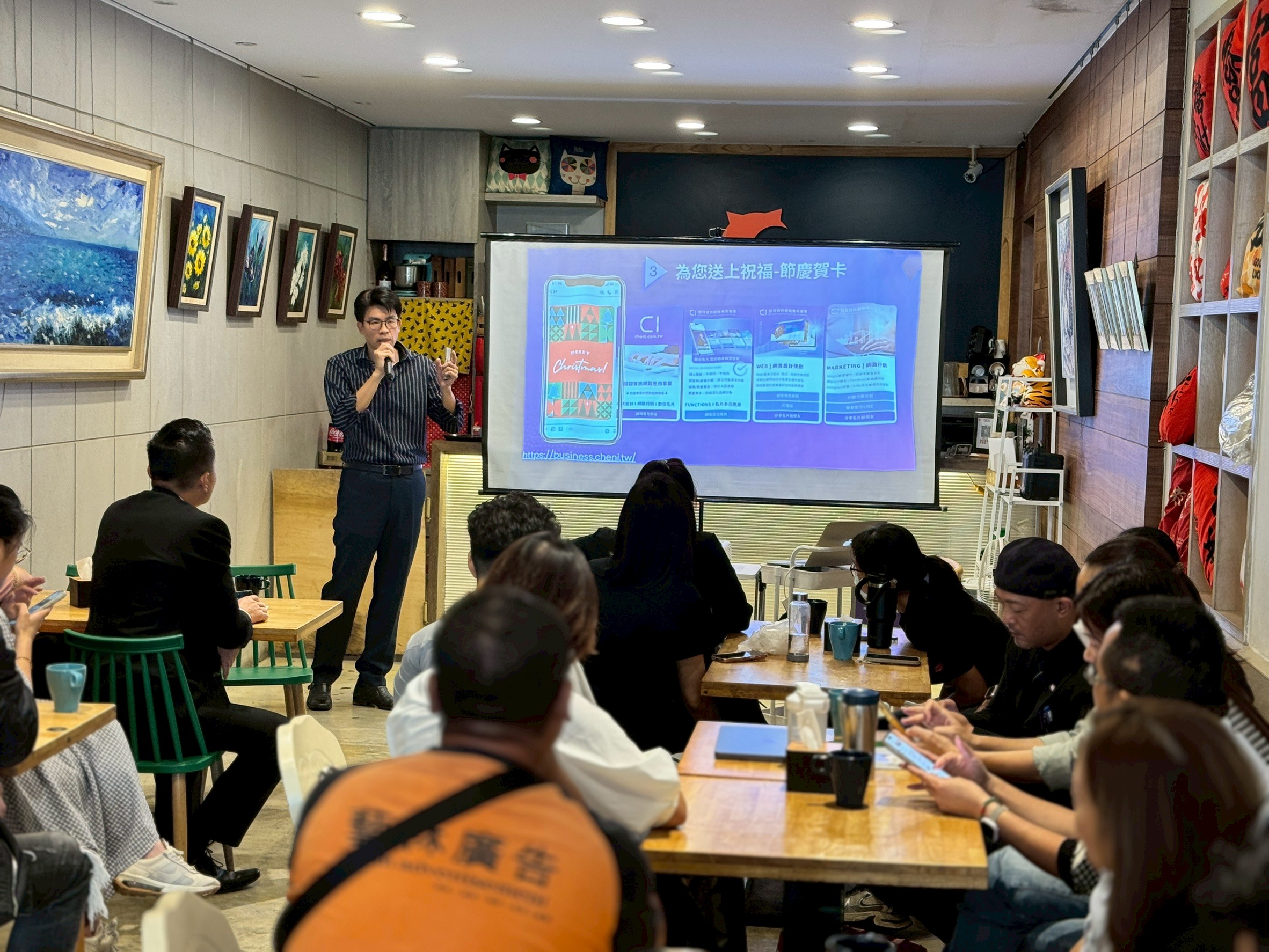 ▲ 於 在 地 場 域 舉 辦 A I 數 位 名 片 分 享 講 座 ， 輔 導 在 地 店 家 實 際 應 用 方 式 。 
