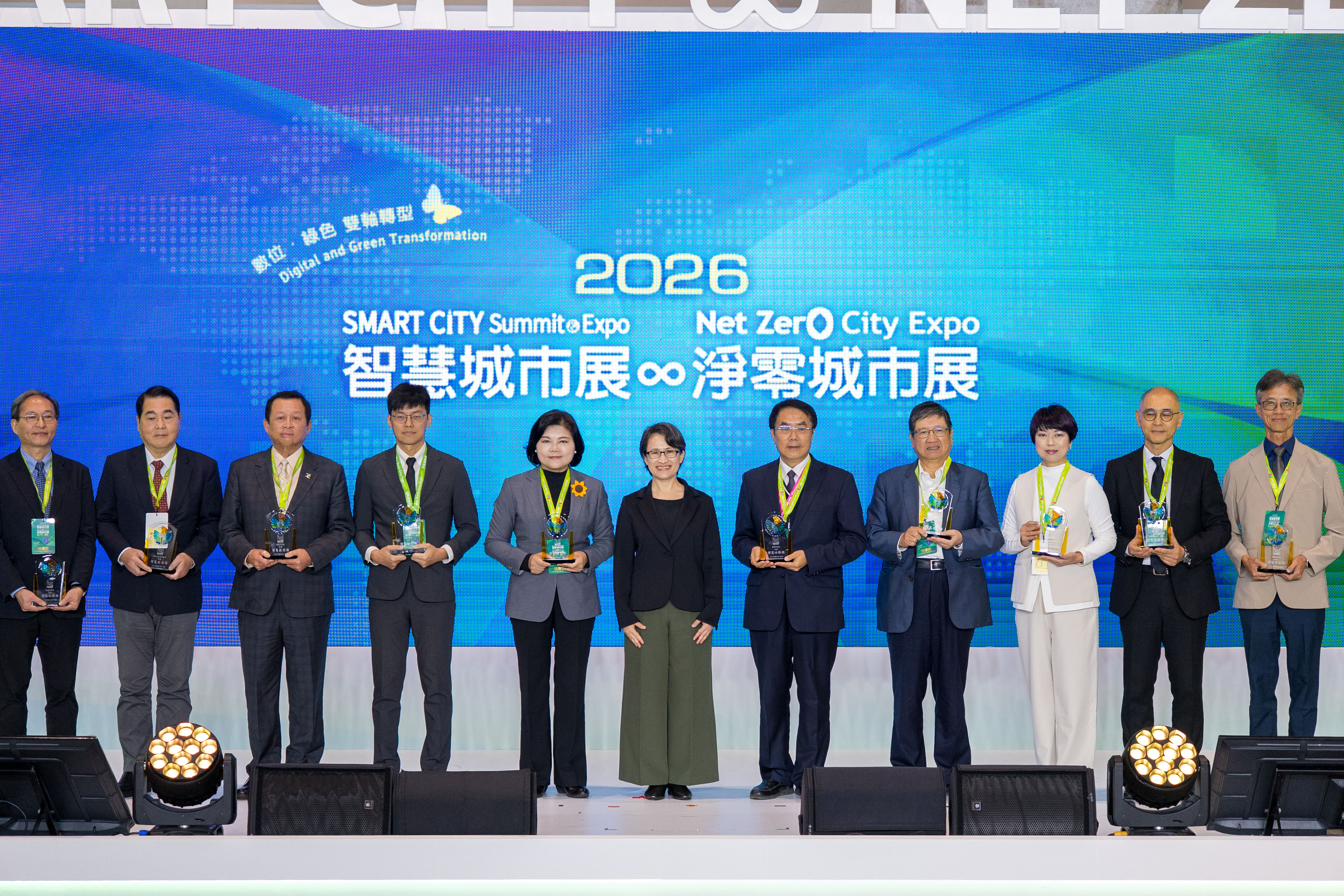 圖 2 蕭 美 琴 副 總 統 頒 發 2 0 2 6 智 慧 城 市 創 新 應 用 獎 - 縣 市 政 府 組 