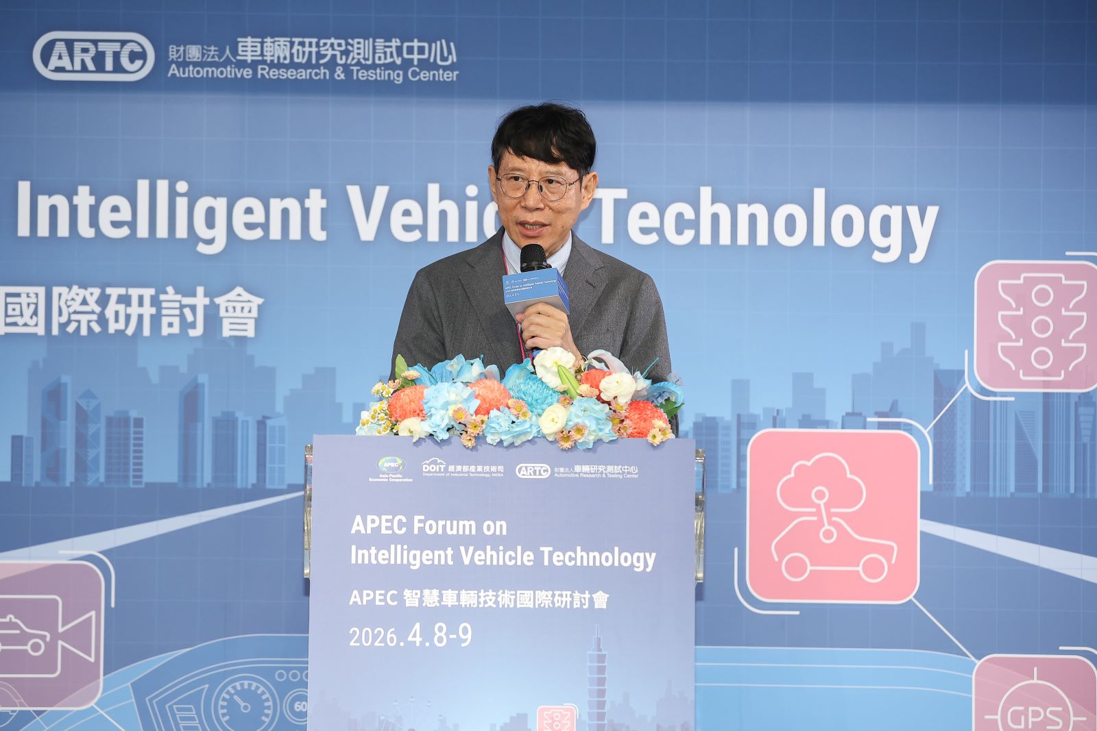 A R T C 車 輛 中 心 董 事 長 王 正 健 指 出 ， 透 過   A P E C   平 台 與 各 經 濟 體 的 深 度 交 流 ， 車 輛 中 心 將 積 極 協 助 國 內 軟 硬 體 解 決 方 案 廠 商 精 準 對 接 市 場 需 求 ， 加 速 智 慧 車 輛 系 統 的 海 外 輸 出 。 