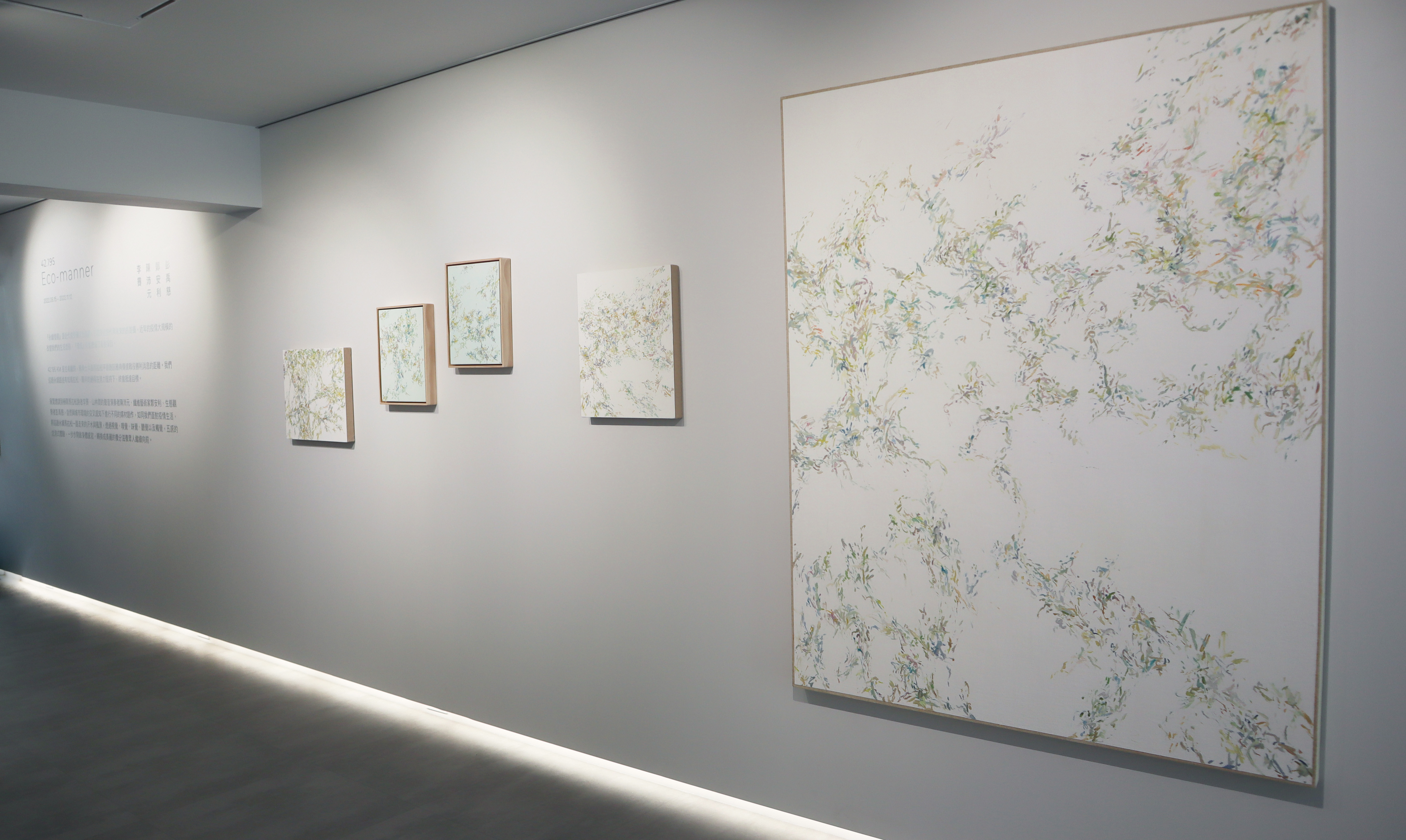 藝 術 家 彭 禹 慈 《 液 面 平 板 》 等 系 列 作 品 。 