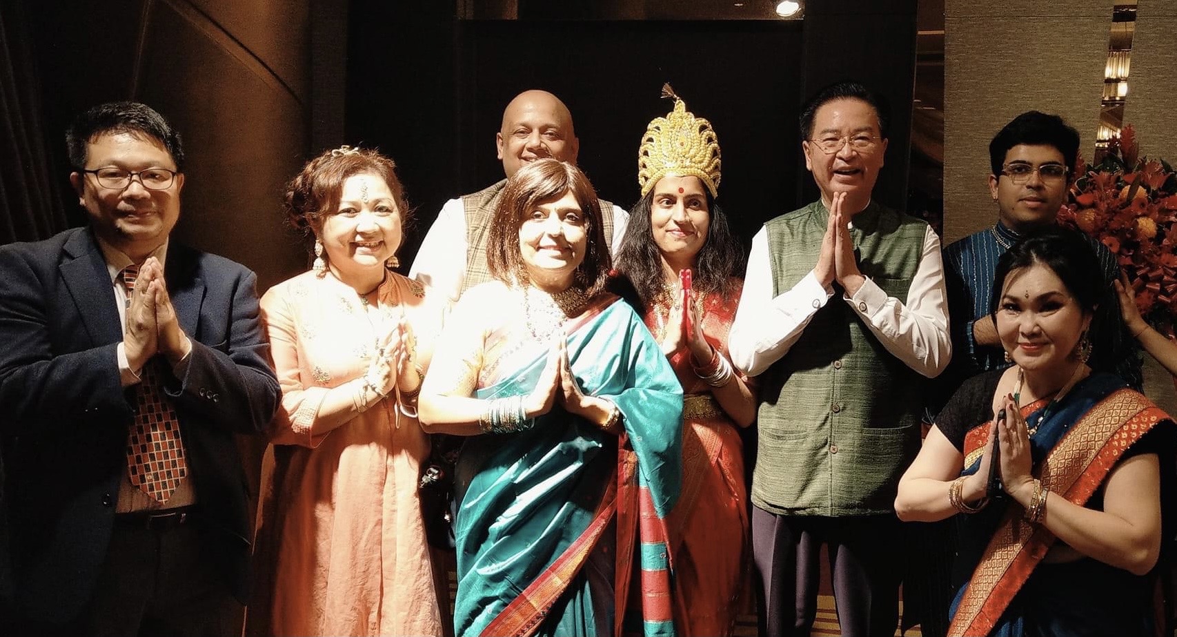 讓 印 度 音 樂 舞 蹈 文 化 展 演 在 台 灣 各 處 發 芽 ， 也 是 促 進 雙 邊 友 誼 合 作 的 良 好 互 動 。 ( 圖 右 二 為 外 交 部 吳 釗 燮 部 長 ， 左 三 為 李 眉 君 老 師 ) 