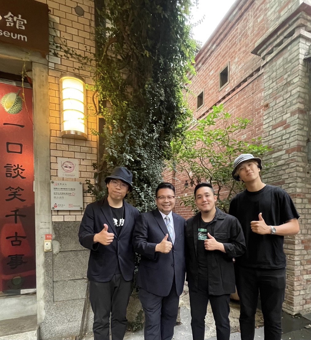 台 北 市 家 長 協 會 及 就 諦 學 堂 舉 辦 的 公 益 電 影 欣 賞 ， 邀 請 逆 風 少 年 的 年 輕 朋 友 前 來 觀 賞 ， 拜 訪 時 聽 了 很 多 勵 志 的 動 人 故 事 ！ ( 圖 左 二 ： 筆 者 ， 其 他 三 人 ： 成 瑋 盛 、 陳 韋 志 、 邱 奕 醇 ) 