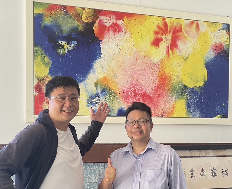 台 灣 司 法 通 譯 協 會 陳 允 萍 理 事 長 ( 左 ) 數 十 年 如 一 日 關 心 新 移 民 族 群 ， 豐 富 他 的 生 命 體 驗 ， 也 廣 受 在 地 民 眾 喜 愛 。 