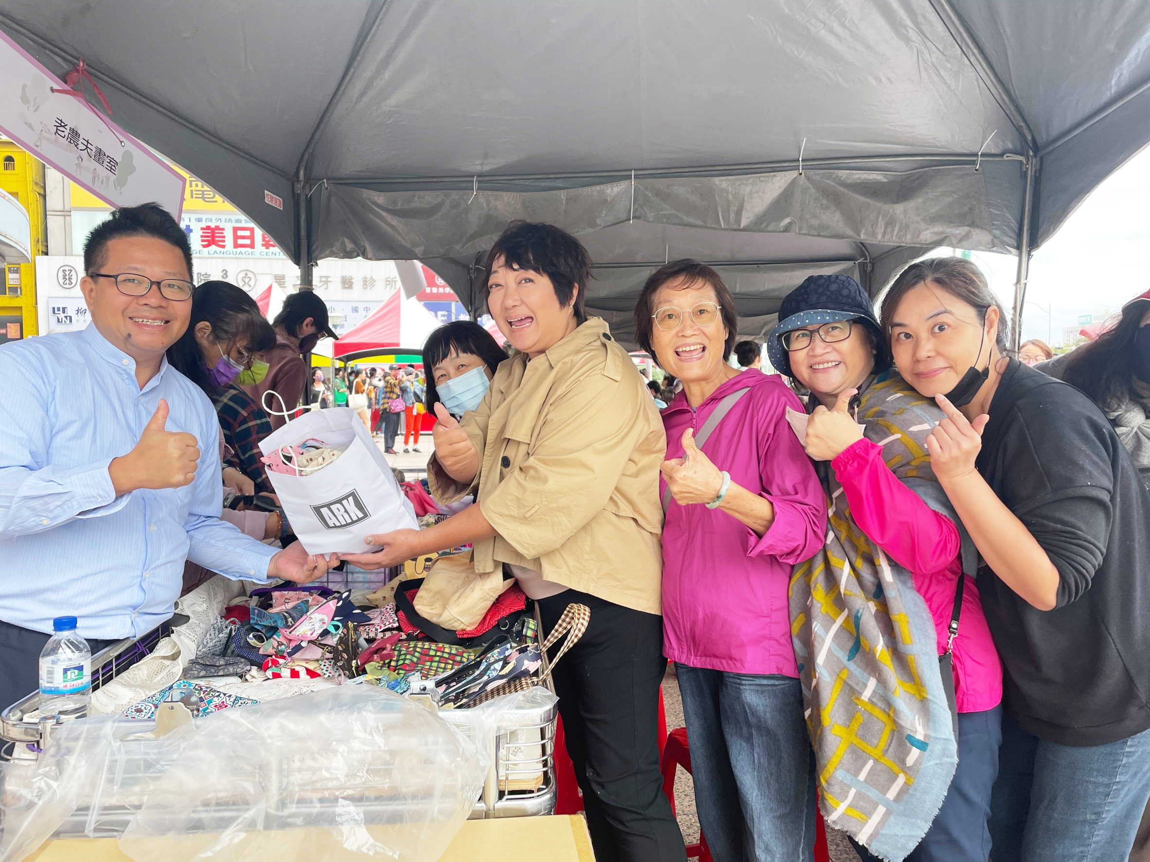義 賣 活 動 志 工 手 工 編 造 具 有 台 灣 特 色 的 袋 子 與 零 錢 包 ， 讓 人 愛 不 釋 手 ， 充 分 展 現 民 眾 的 愛 心 ！ 