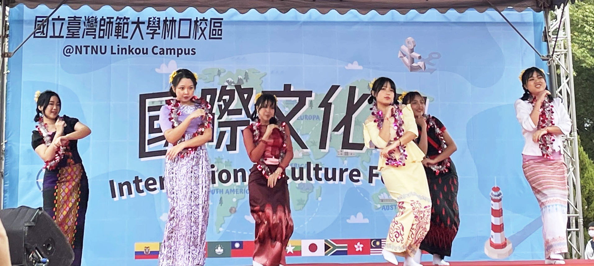 僑 先 部 緬 甸 學 生 的 「 潑 水 節 新 年 舞 」 表 演 ， 每 年 都 會 引 起 大 家 的 熱 烈 討 論 及 好 評 ！ 