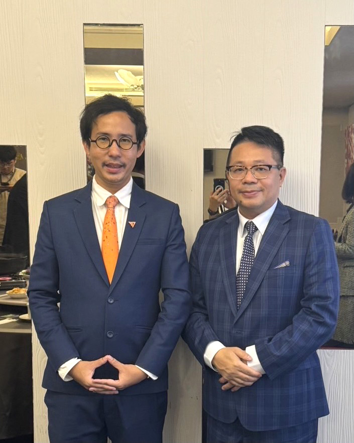 很 榮 幸 與 來 訪 的 泰 國 前 進 黨 國 會 議 員 威 拉 帕 坎 塔 先 生 ( 左 ) 及 前 輩 們 在 康 園 午 餐 ， 就 台 泰 之 間 的 發 展 作 交 流 。 