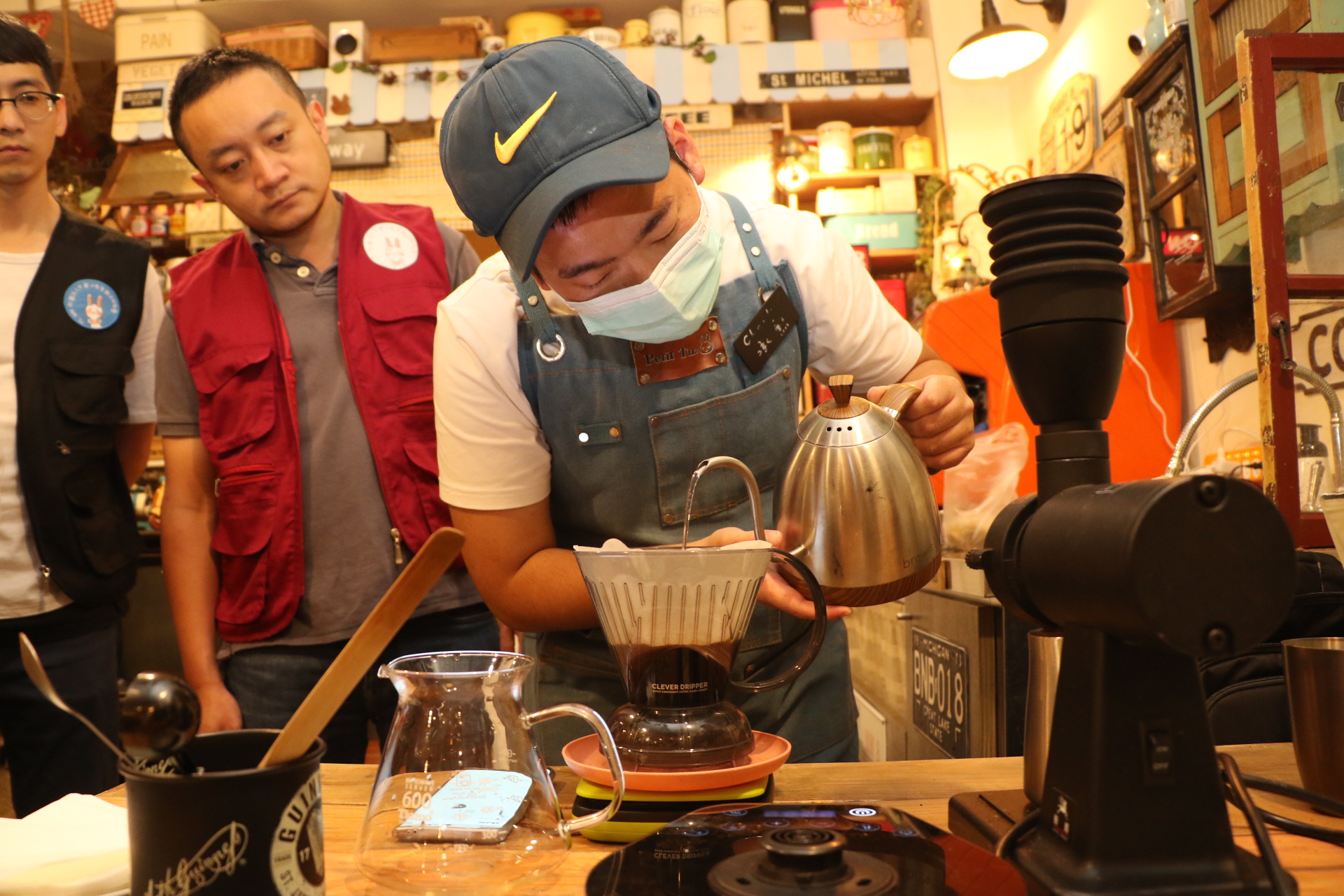 視 障 咖 啡 師 展 現 沖 泡 專 業 。 