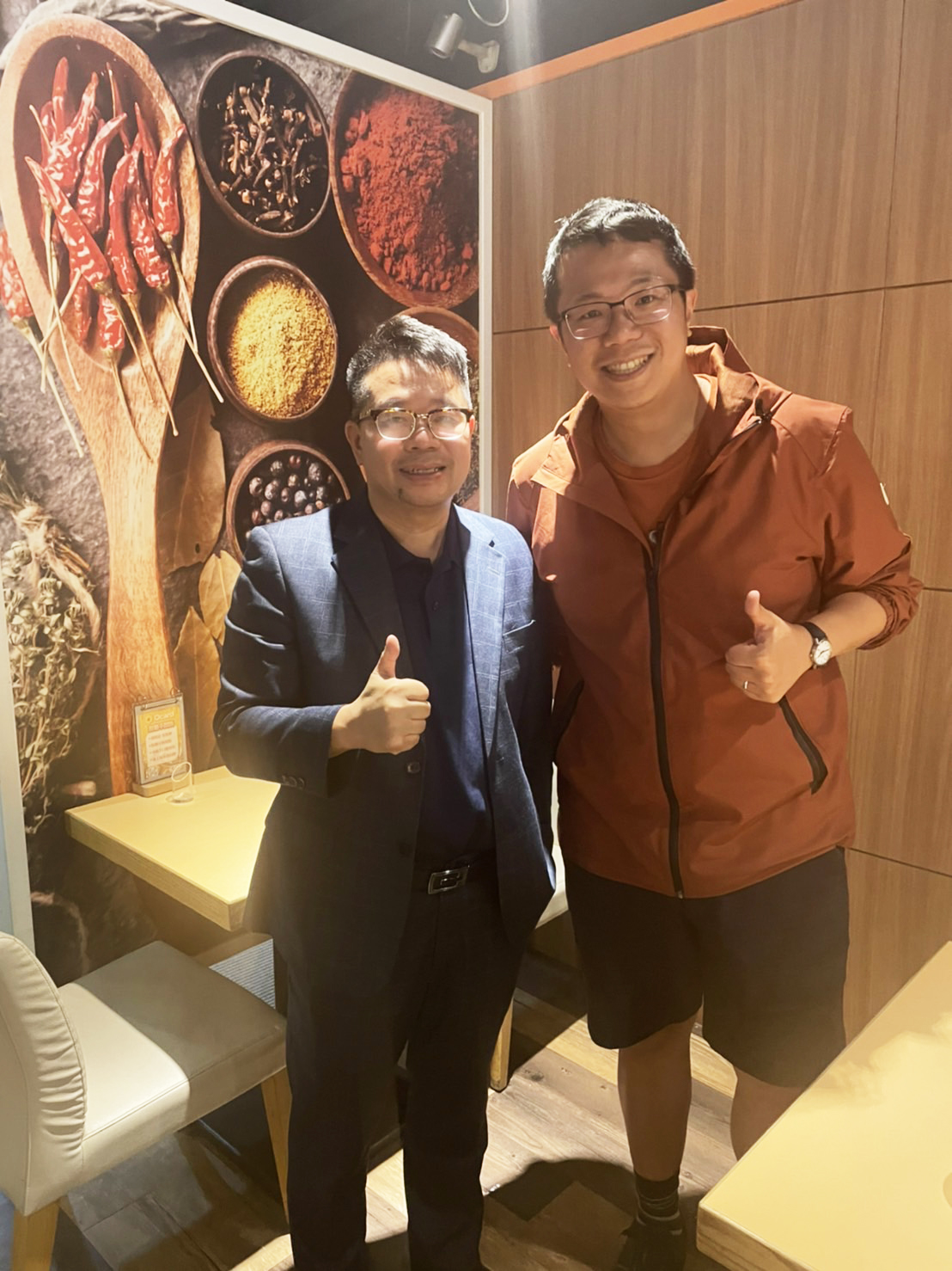 感 謝 澳 洲 最 具 影 響 力 亞 裔 人 士 ─ 教 育 獎 得 主 王 宇 生 校 長 ( 右 ) ， 分 享 在 澳 洲 學 校 的 經 營 與 發 展 心 得 ！ 