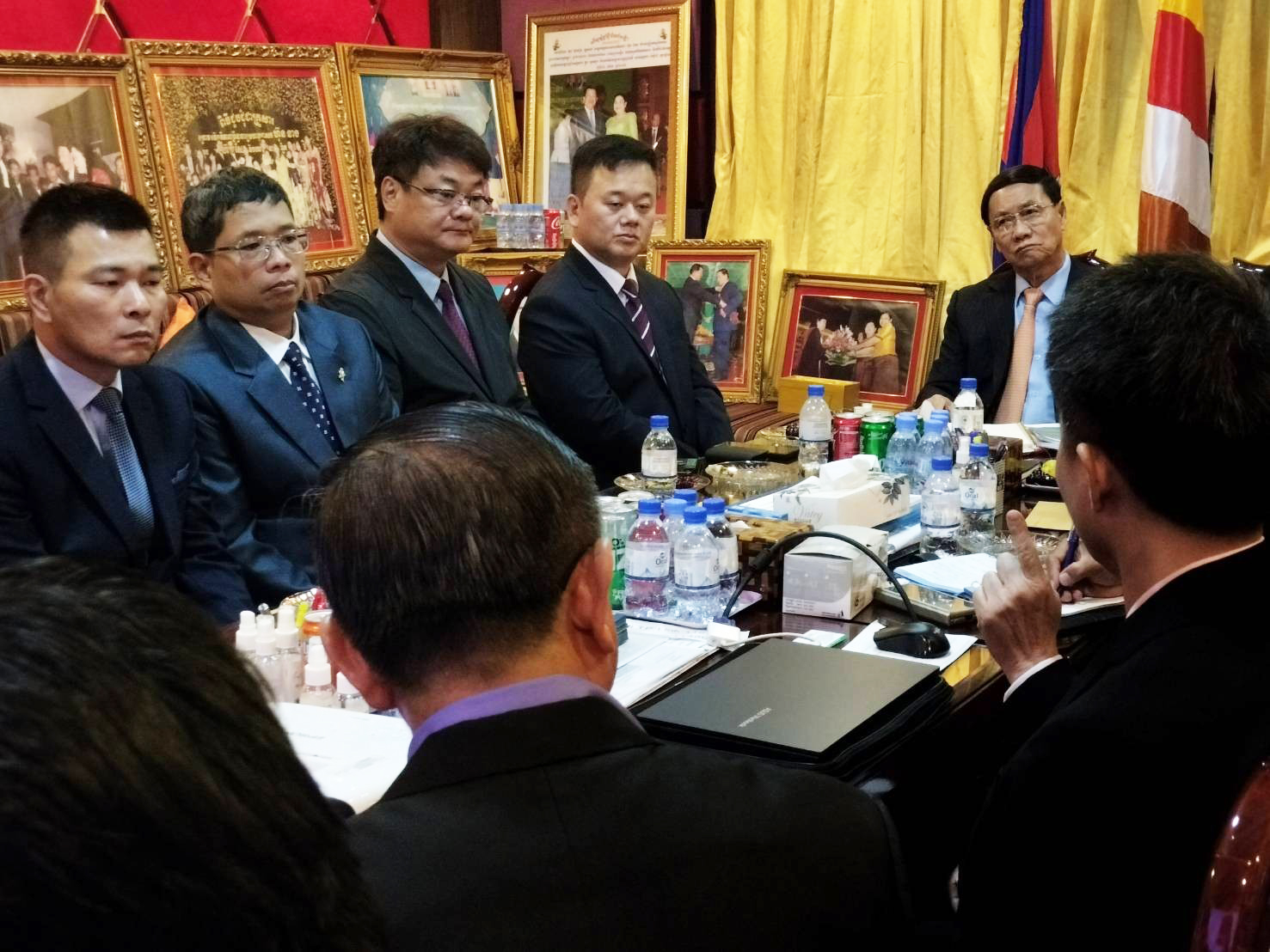 經 柬 埔 寨 王 國 內 閣 大 臣 會 議 一 致 決 議 ， 由 寰 宇 能 源 與 總 理 第 一 家 族 簽 署 合 作 協 議 書 。 